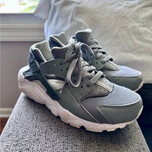 Nike Huarache Kids Sneakers in Gray and White Size 6Y